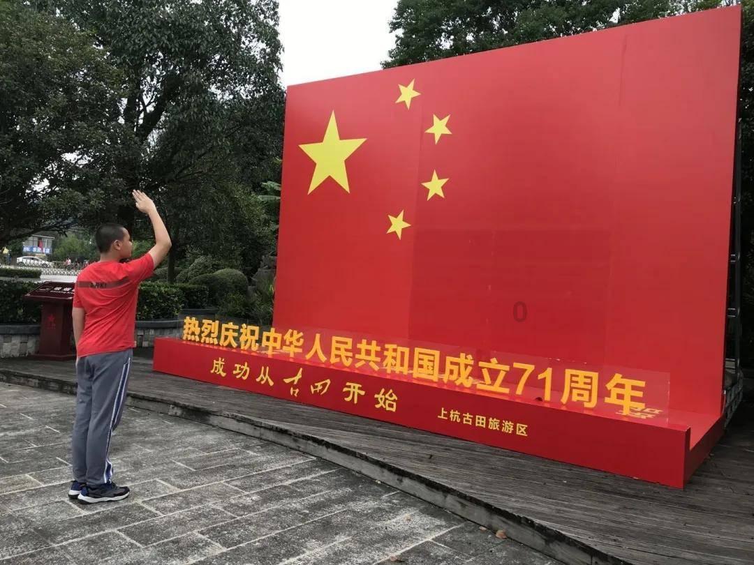 萌即正义，收容所里的猫咪被招募为警员，走马上任成为当地明星猫